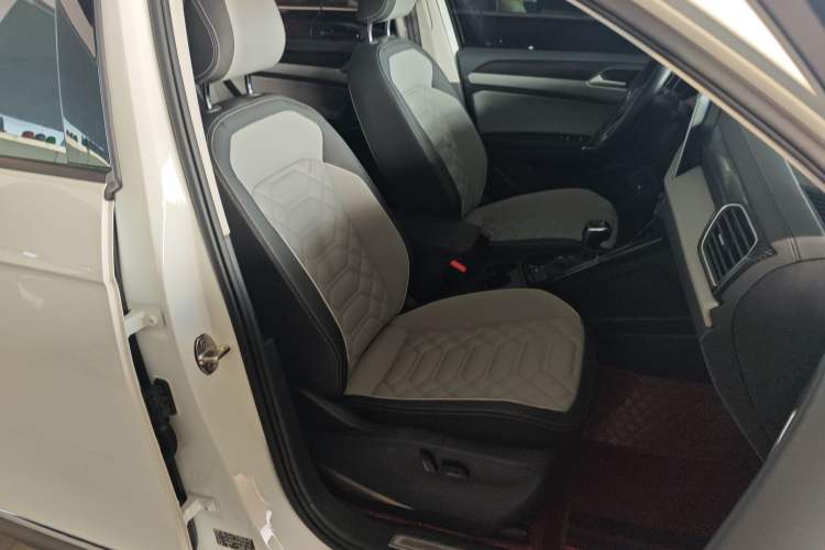 Used Volkswagen Tayron 2023 300TSI Two-Wheel-Drive Luxury Plus Advanced Edition Right Front Seat
