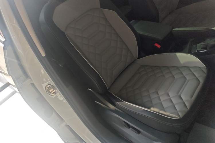 Used Volkswagen Tayron 2023 330TSI Two-Wheel-Drive Luxury Plus Advanced Version Right Front Seat