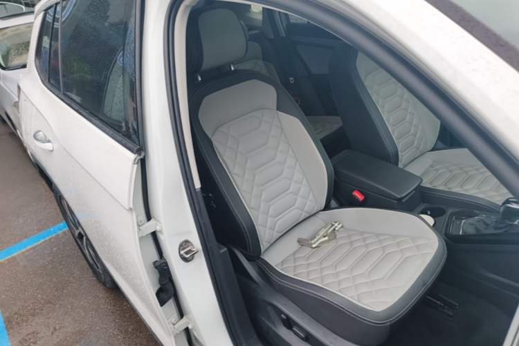Used Volkswagen Tayron 2023 300TSI Two-Wheel-Drive Luxury Plus Advanced Edition Right Front Seat