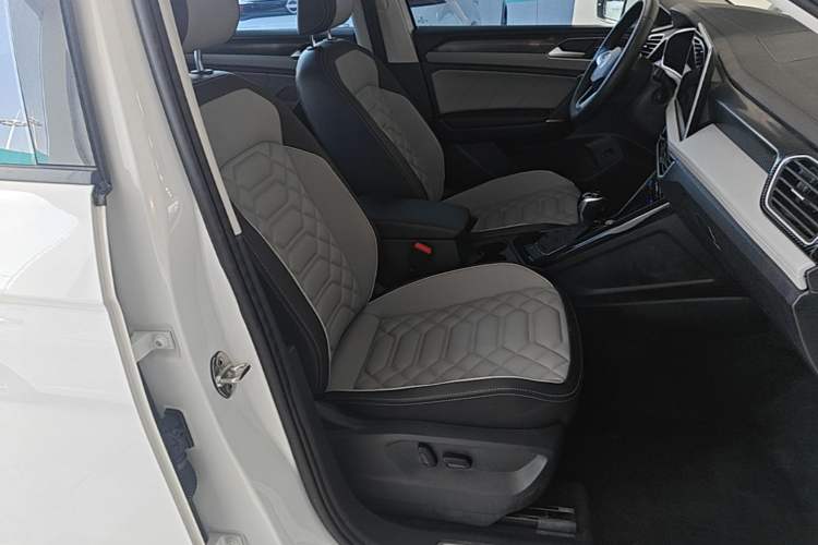 Used Volkswagen Tayron 2023 330TSI Two-Wheel-Drive Luxury Plus Advanced Version Right Front Seat