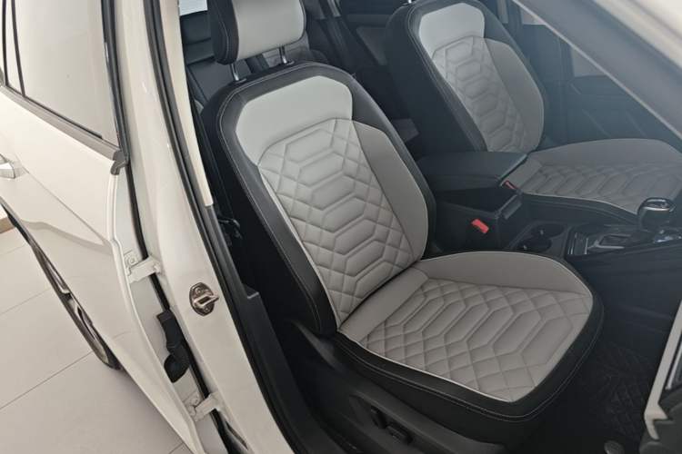 Used Volkswagen Tayron 2023 330TSI Two-Wheel-Drive Luxury Plus Advanced Version Right Front Seat