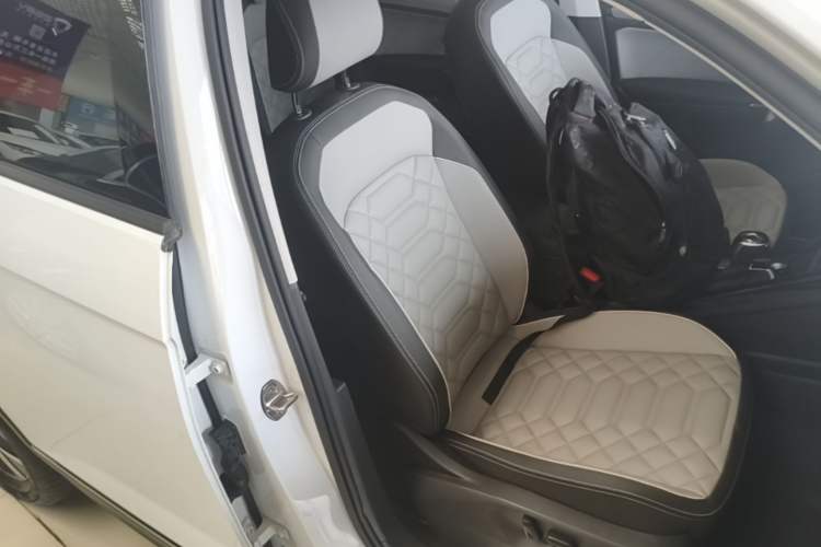 Used Volkswagen Tayron 2023 300TSI Two-Wheel-Drive Luxury Plus Advanced Edition Right Front Seat