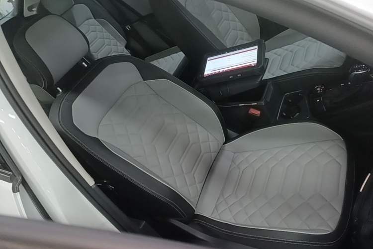 Used Volkswagen Tayron 2023 Revised Version 380TSI All-Wheel Drive R-Line High-Energy Edition Right Front Seat