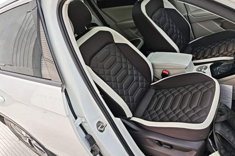 Used Volkswagen Tayron 2023 330TSI Two-Wheel-Drive Luxury Plus Advanced Version Right Front Seat