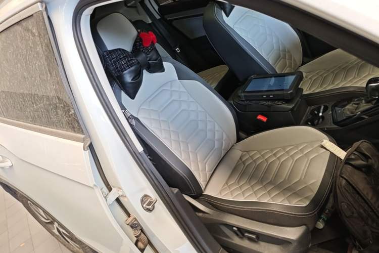 Used Volkswagen Tayron 2023 300TSI Two-Wheel-Drive Luxury Plus Advanced Edition Right Front Seat