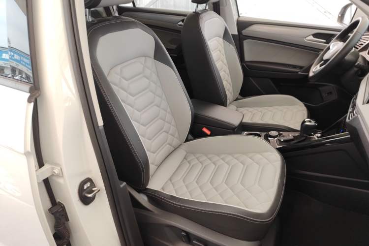 Used Volkswagen Tayron 2023 Revised Version 380TSI All-Wheel Drive R-Line High-Energy Edition Right Front Seat