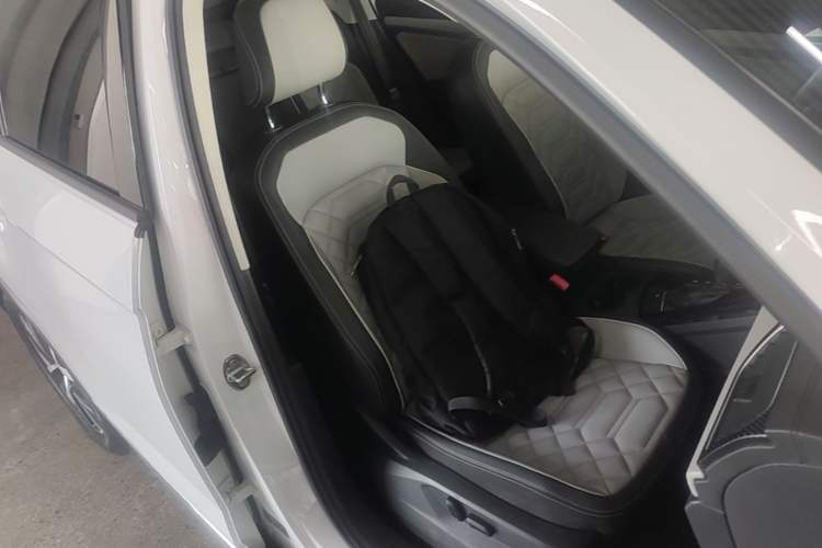 Used Volkswagen Tayron 2023 300TSI Two-Wheel-Drive Luxury Plus Advanced Edition Right Front Seat