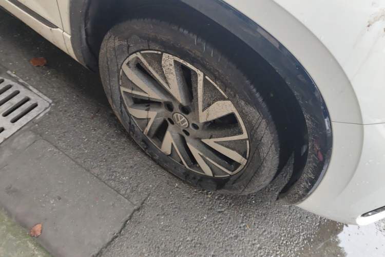 Used Volkswagen Tayron 2023 380TSI Four-Wheel Drive R-Line High-Energy Version Right Front Wheel Hub
