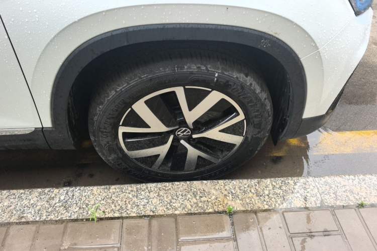 Used Volkswagen Tayron 2023 330TSI Two-Wheel-Drive Luxury Plus Advanced Version Right Front Wheel Hub