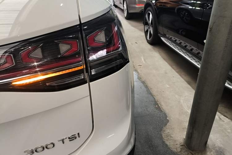 Used Volkswagen Tayron 2023 300TSI Two-Wheel-Drive Luxury Plus Advanced Edition Right Rear Taillight