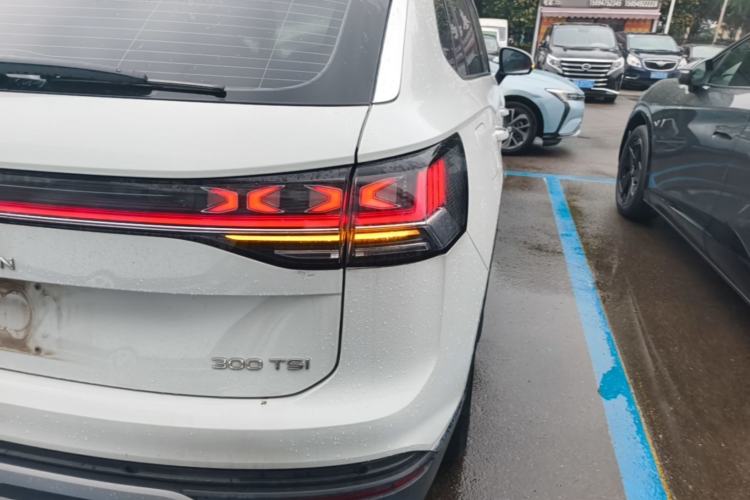 Used Volkswagen Tayron 2023 300TSI Two-Wheel-Drive Luxury Plus Advanced Edition Right Rear Taillight