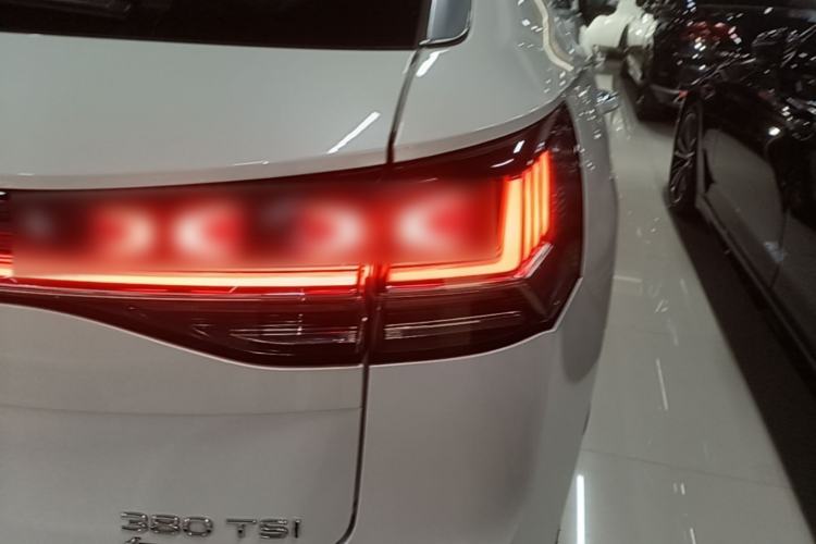 Used Volkswagen Tayron 2023 Revised Version 380TSI All-Wheel Drive R-Line High-Energy Edition Right Rear Taillight