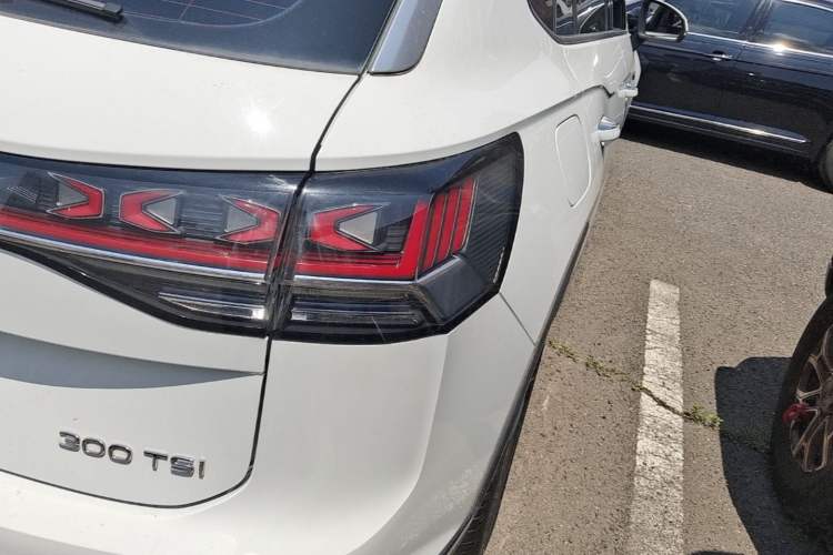 Used Volkswagen Tayron 2023 300TSI Two-Wheel-Drive Luxury Plus Advanced Edition Right Rear Taillight