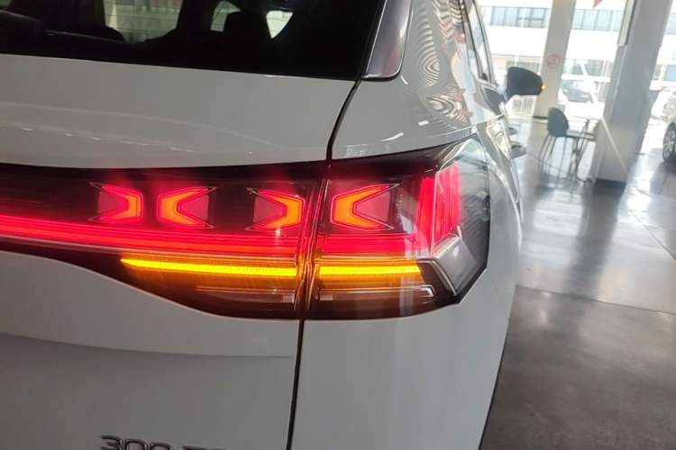 Used Volkswagen Tayron 2023 300TSI Two-Wheel-Drive Luxury Plus Advanced Edition Right Rear Taillight
