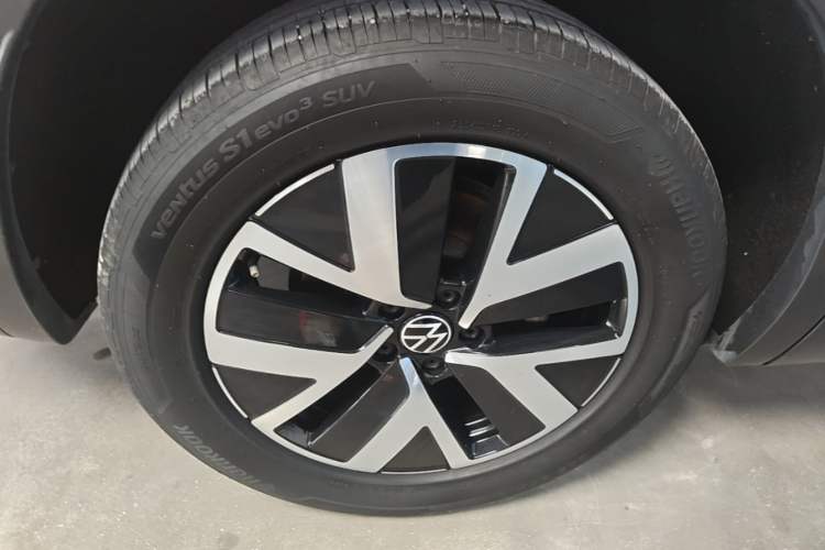 Used Volkswagen Tayron 2023 330TSI Two-Wheel-Drive Luxury Plus Advanced Version Right Rear Wheel Hub