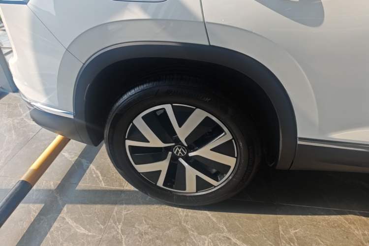 Used Volkswagen Tayron 2023 330TSI Two-Wheel-Drive Luxury Plus Advanced Version Right Rear Wheel Hub