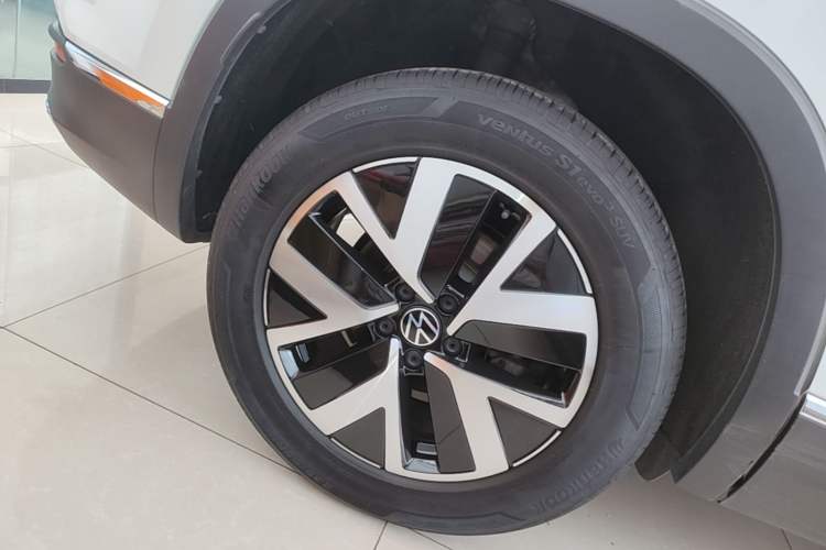 Used Volkswagen Tayron 2023 330TSI Two-Wheel-Drive Luxury Plus Advanced Version Right Rear Wheel Hub