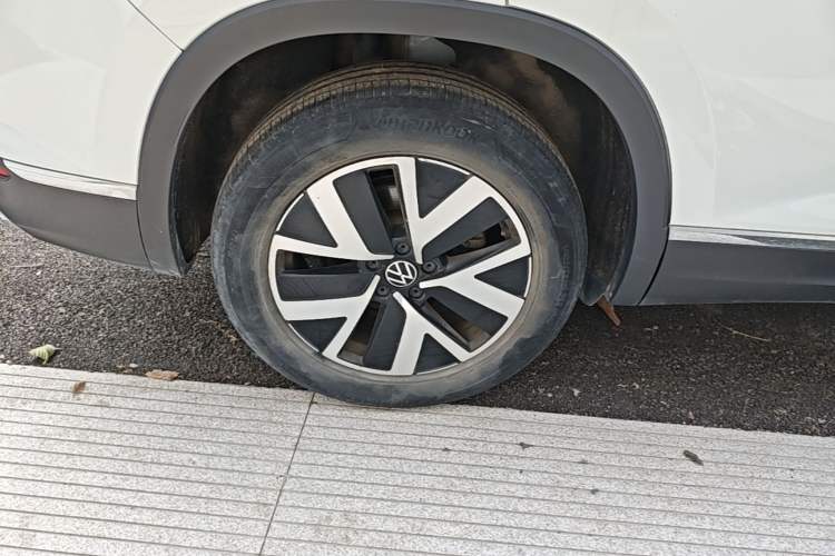 Used Volkswagen Tayron 2023 330TSI Two-Wheel-Drive Luxury Plus Advanced Version Right Rear Wheel Hub