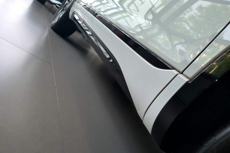 Used Volkswagen Tayron 2023 Revised Version 380TSI All-Wheel Drive R-Line High-Energy Edition Right Side Sill