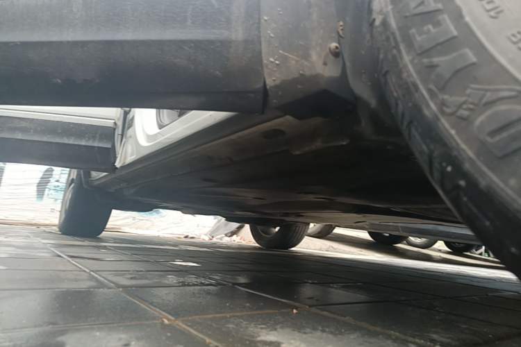 Used Volkswagen Tayron 2023 300TSI Two-Wheel-Drive Luxury Plus Advanced Edition Right Side Sill
