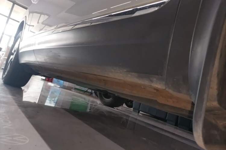 Used Volkswagen Tayron 2023 300TSI Two-Wheel-Drive Luxury Plus Advanced Edition Right Side Sill