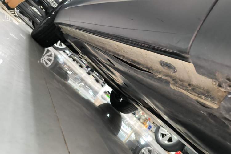Used Volkswagen Tayron 2023 330TSI Two-Wheel-Drive Luxury Plus Advanced Version Right Side Sill