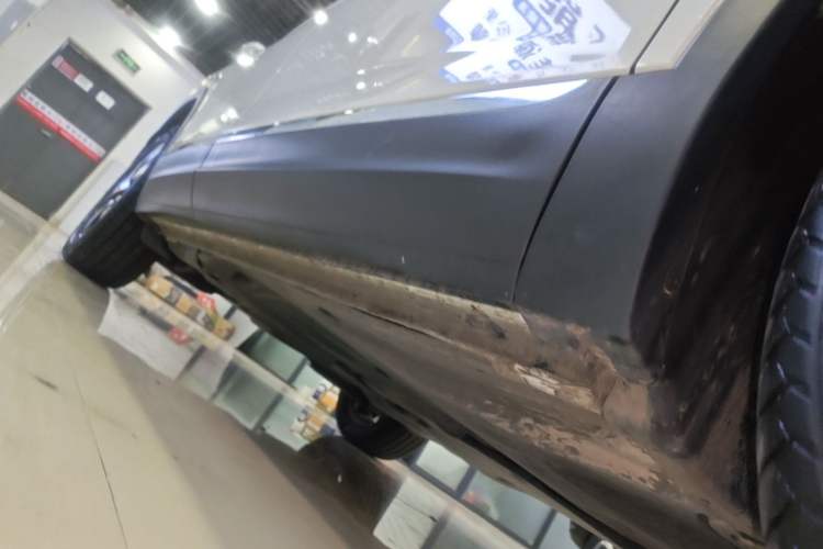 Used Volkswagen Tayron 2023 330TSI Two-Wheel-Drive Luxury Plus Advanced Version Right Side Sill