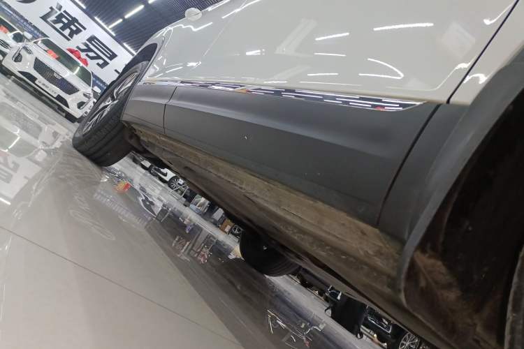 Used Volkswagen Tayron 2023 330TSI Two-Wheel-Drive Luxury Plus Advanced Version Right Side Sill