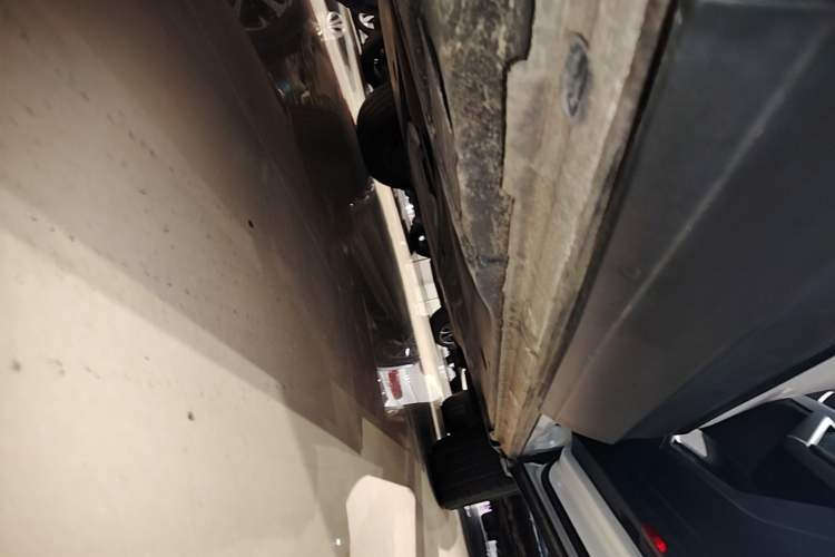 Used Volkswagen Tayron 2023 300TSI Two-Wheel-Drive Luxury Plus Advanced Edition Right Side Sill