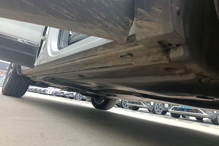 Used Volkswagen Tayron 2023 300TSI Two-Wheel-Drive Luxury Plus Advanced Edition Right Side Sill