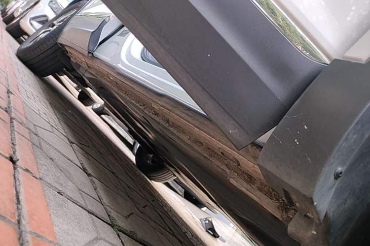 Used Volkswagen Tayron 2023 300TSI Two-Wheel-Drive Luxury Plus Advanced Edition Right Side Sill