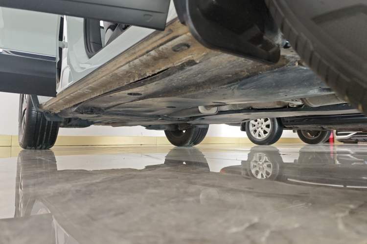 Used Volkswagen Tayron 2023 330TSI Two-Wheel-Drive Luxury Plus Advanced Version Right Side Sill