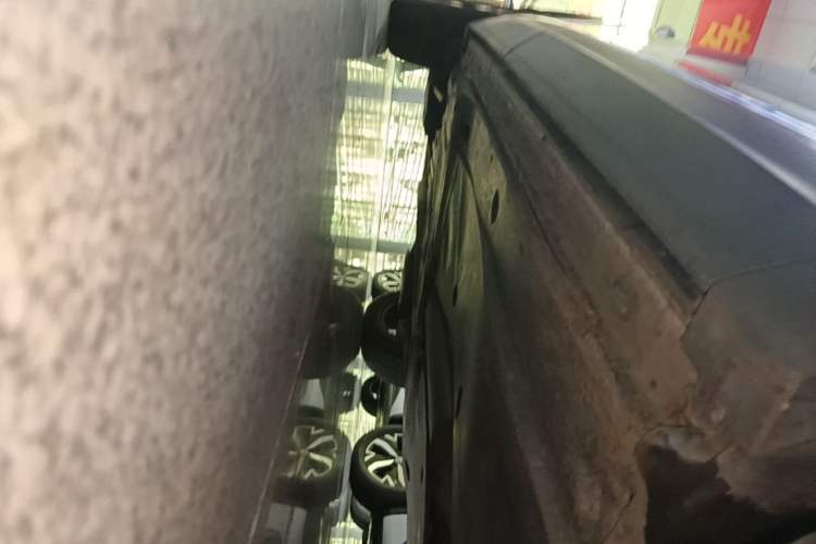 Used Volkswagen Tayron 2023 300TSI Two-Wheel-Drive Luxury Plus Advanced Edition Right Side Sill