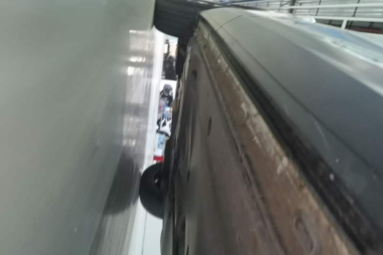 Used Volkswagen Tayron 2023 330TSI Two-Wheel-Drive Luxury Plus Advanced Version Right Side Sill
