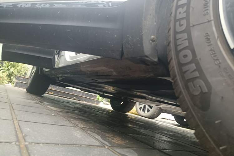 Used Volkswagen Tayron 2023 300TSI Two-Wheel-Drive Luxury Plus Advanced Edition Right Side Sill