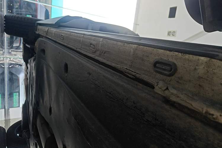 Used Volkswagen Tayron 2023 330TSI Two-Wheel-Drive Luxury Plus Advanced Version Right Side Sill