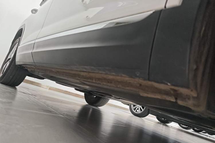 Used Volkswagen Tayron 2023 330TSI Two-Wheel-Drive Luxury Plus Advanced Version Right Side Sill