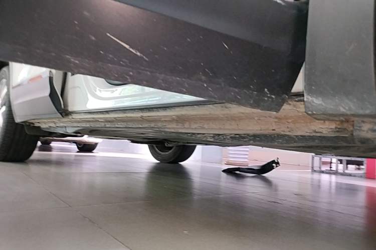 Used Volkswagen Tayron 2023 300TSI Two-Wheel-Drive Luxury Plus Advanced Edition Right Side Sill
