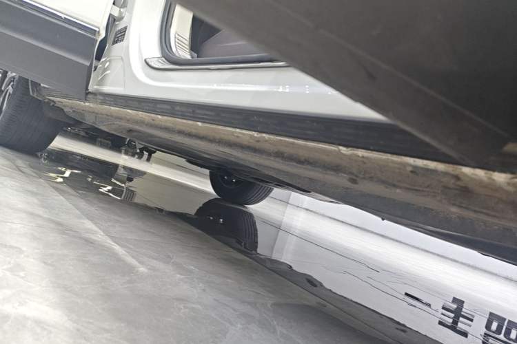 Used Volkswagen Tayron 2023 330TSI Two-Wheel-Drive Luxury Plus Advanced Version Right Side Sill