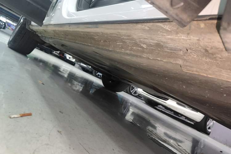 Used Volkswagen Tayron 2023 300TSI Two-Wheel-Drive Luxury Plus Advanced Edition Right Side Sill