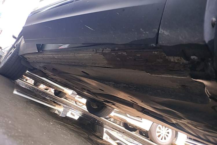Used Volkswagen Tayron 2023 300TSI Two-Wheel-Drive Luxury Plus Advanced Edition Right Side Sill