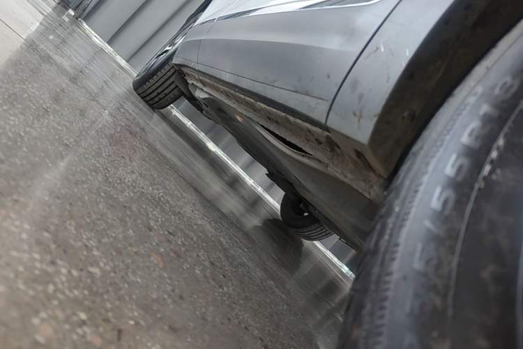 Used Volkswagen Tayron 2023 300TSI Two-Wheel-Drive Luxury Plus Advanced Edition Right Side Sill