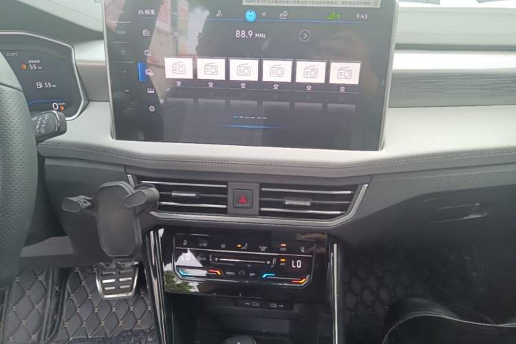 Used Volkswagen Tayron 2024 380TSI All-Wheel Drive R-Line Pro Smart Edition Audio And AC Panel