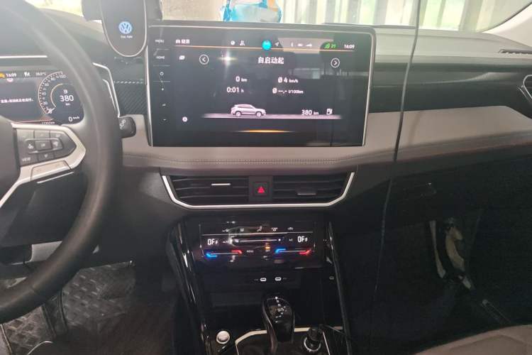 Used Volkswagen Tayron 2024 330TSI Two-Wheel Drive Luxury Plus Advanced Version Audio And AC Panel