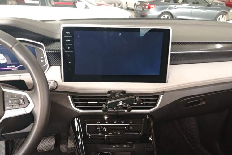 Used Volkswagen Tayron 2024 330TSI Two-Wheel Drive Luxury Plus Advanced Version Audio And AC Panel