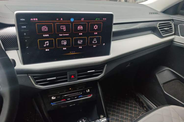 Used Volkswagen Tayron 2024 300TSI Two-Wheel-Drive Luxury Plus Advanced Version Audio And AC Panel