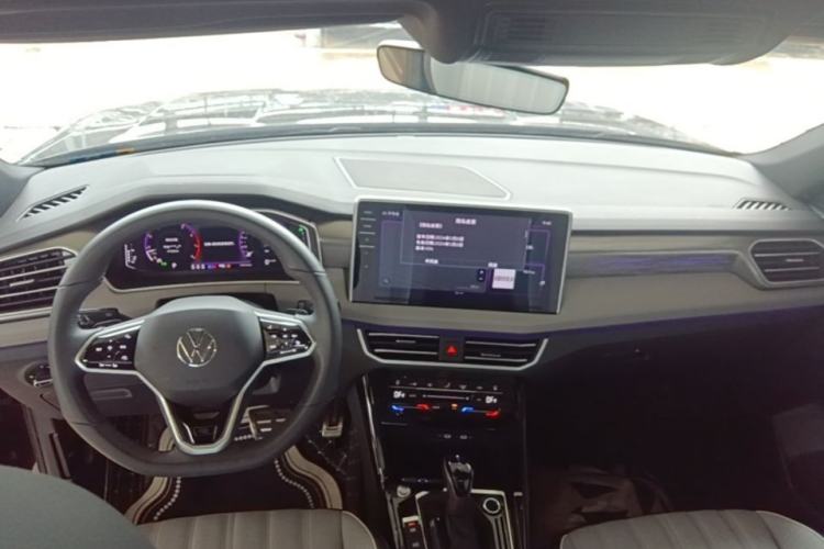 Used Volkswagen Tayron 2024 380TSI All-Wheel Drive R-Line Pro Smart Edition Center Console