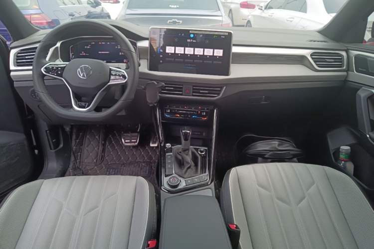 Used Volkswagen Tayron 2024 380TSI All-Wheel Drive R-Line Pro Smart Edition Center Console