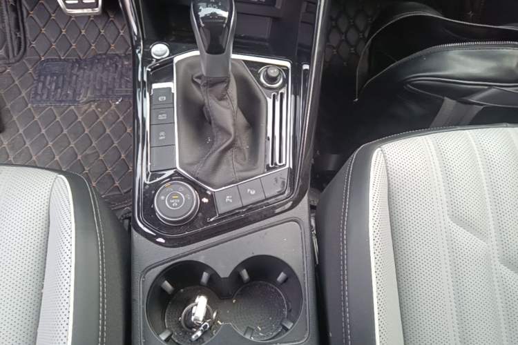 Used Volkswagen Tayron 2024 380TSI All-Wheel Drive R-Line Pro Smart Edition Gear Lever