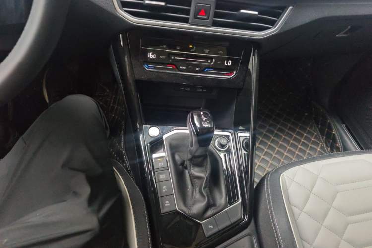 Used Volkswagen Tayron 2024 300TSI Two-Wheel-Drive Luxury Plus Advanced Version Gear Lever